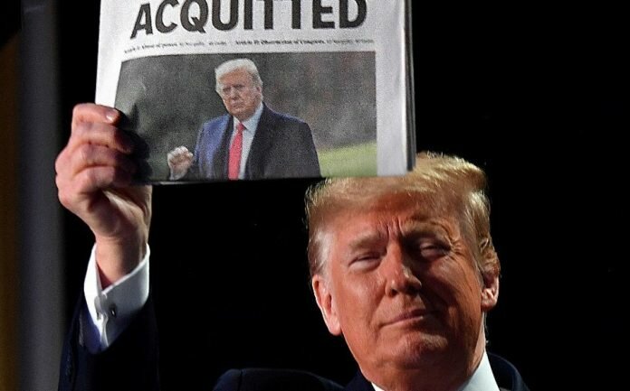 presidente-donald-trump-cargando-periodico_0_185_886_551